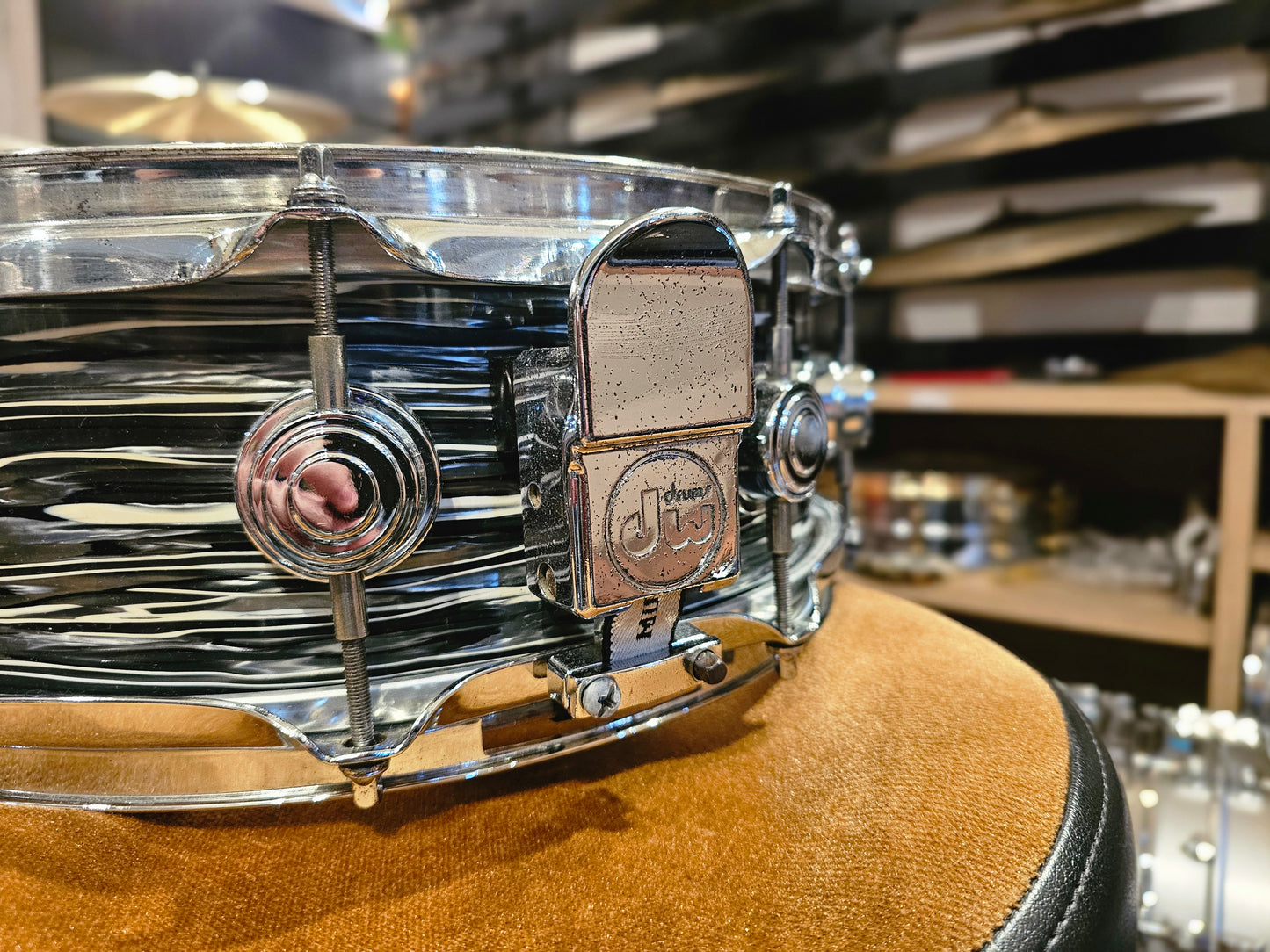 DW Collectors Maple standard 10+6 ply Black oyster finishply 14x5 snare drum