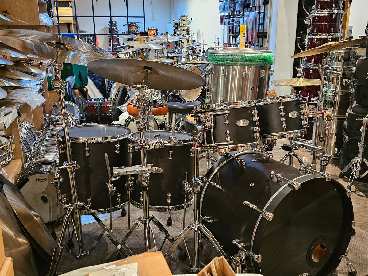 Pearl Reference pure Matte black 5 pcs. drums kit