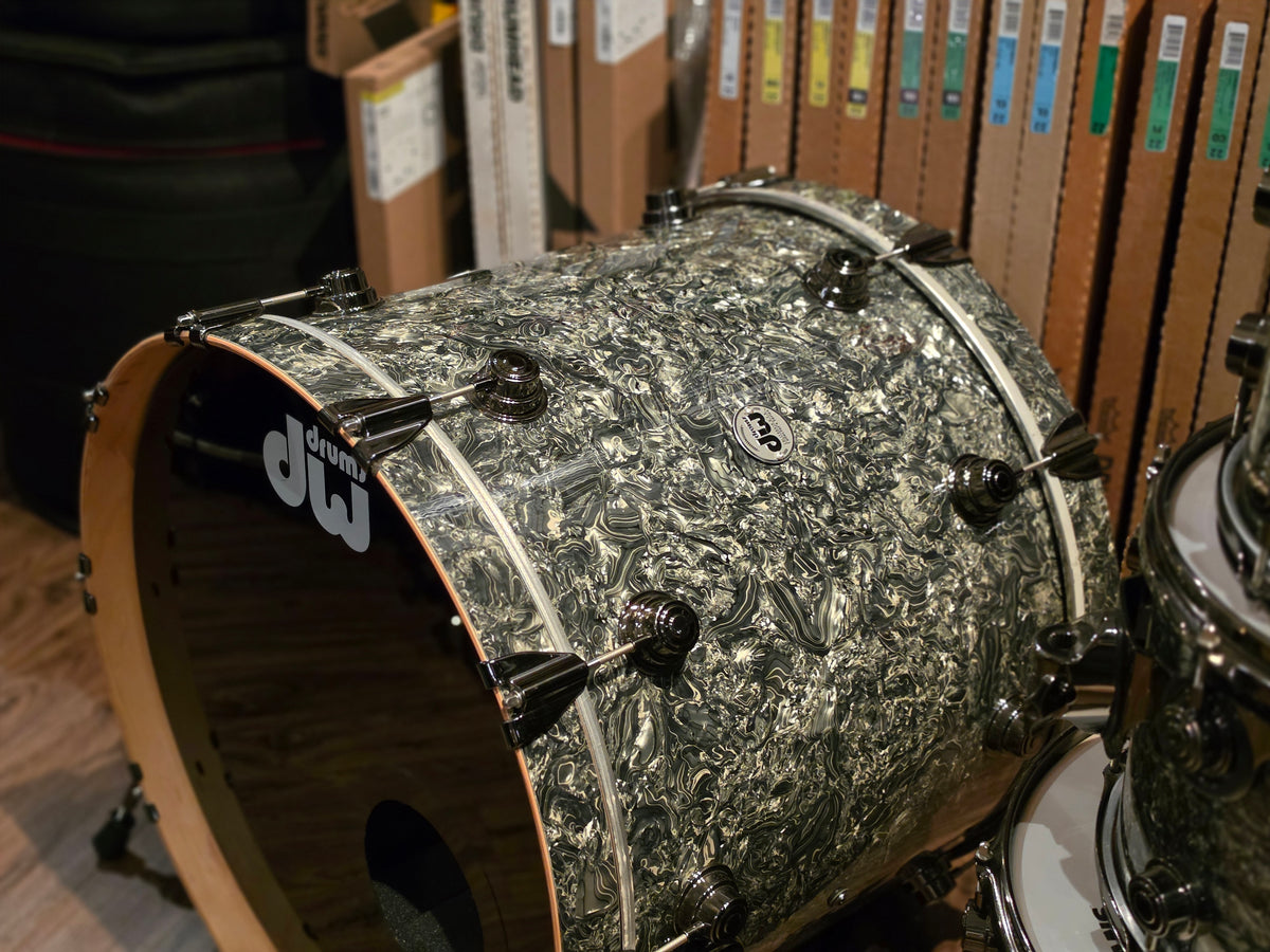DW Collectors SSC pure Maple Silver abalone 4 pcs. drums kit