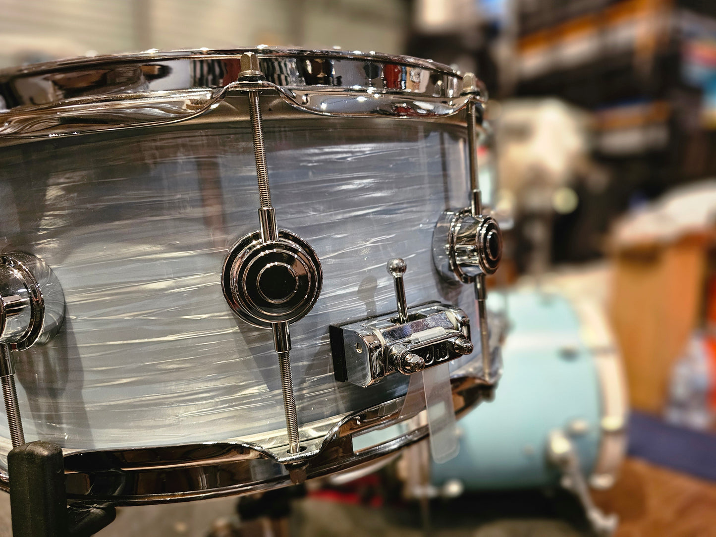Dw Collectors Maple 10+6 ply Pale blue oyster 14x6.5 snare drum