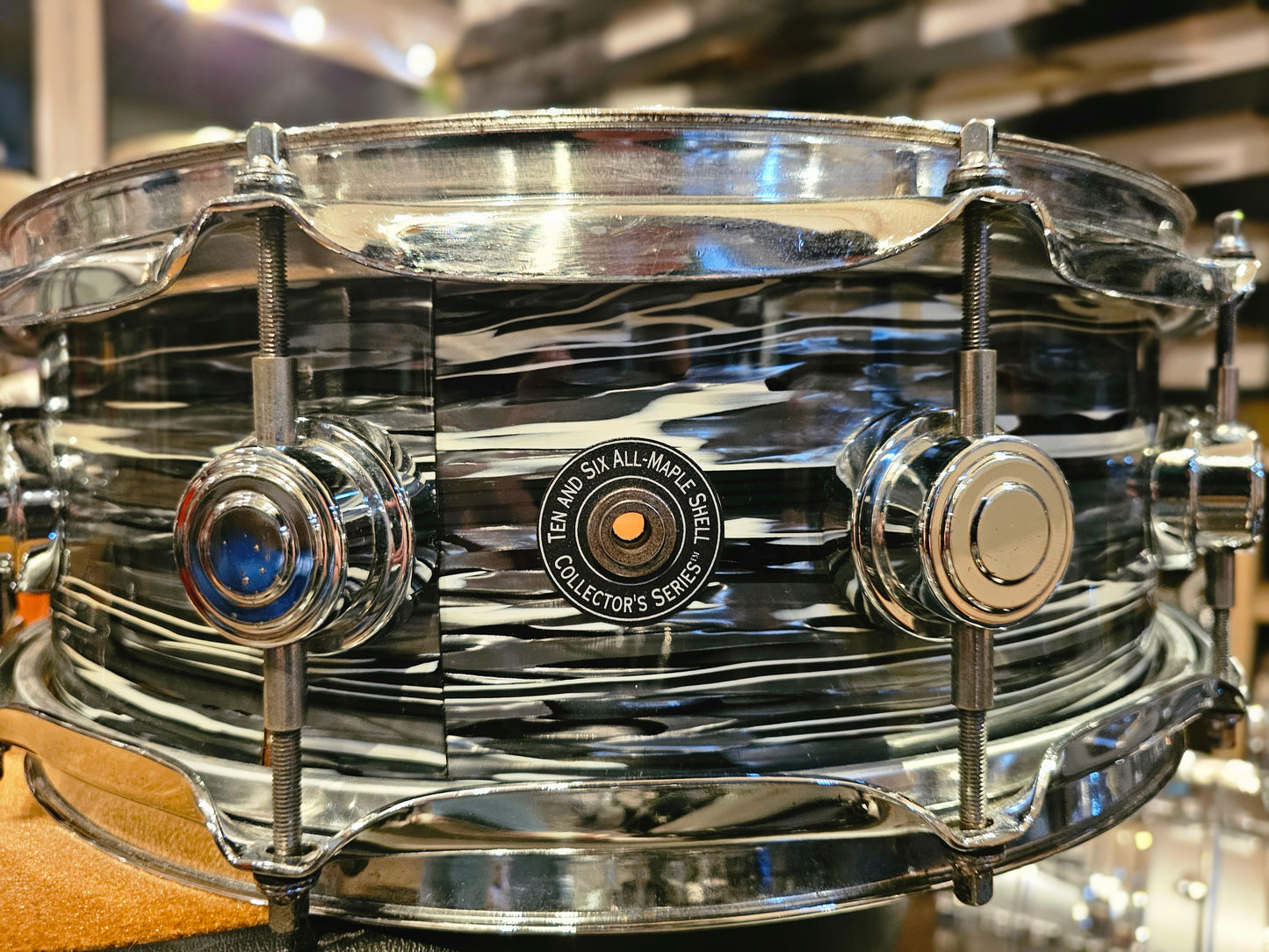 DW Collectors Maple standard 10+6 ply Black oyster finishply 14x5 snare drum