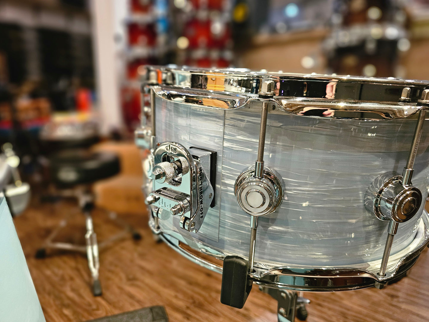 Dw Collectors Maple 10+6 ply Pale blue oyster 14x6.5 snare drum